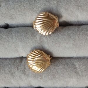 Demure Avon goldtone shell design clip on earrings